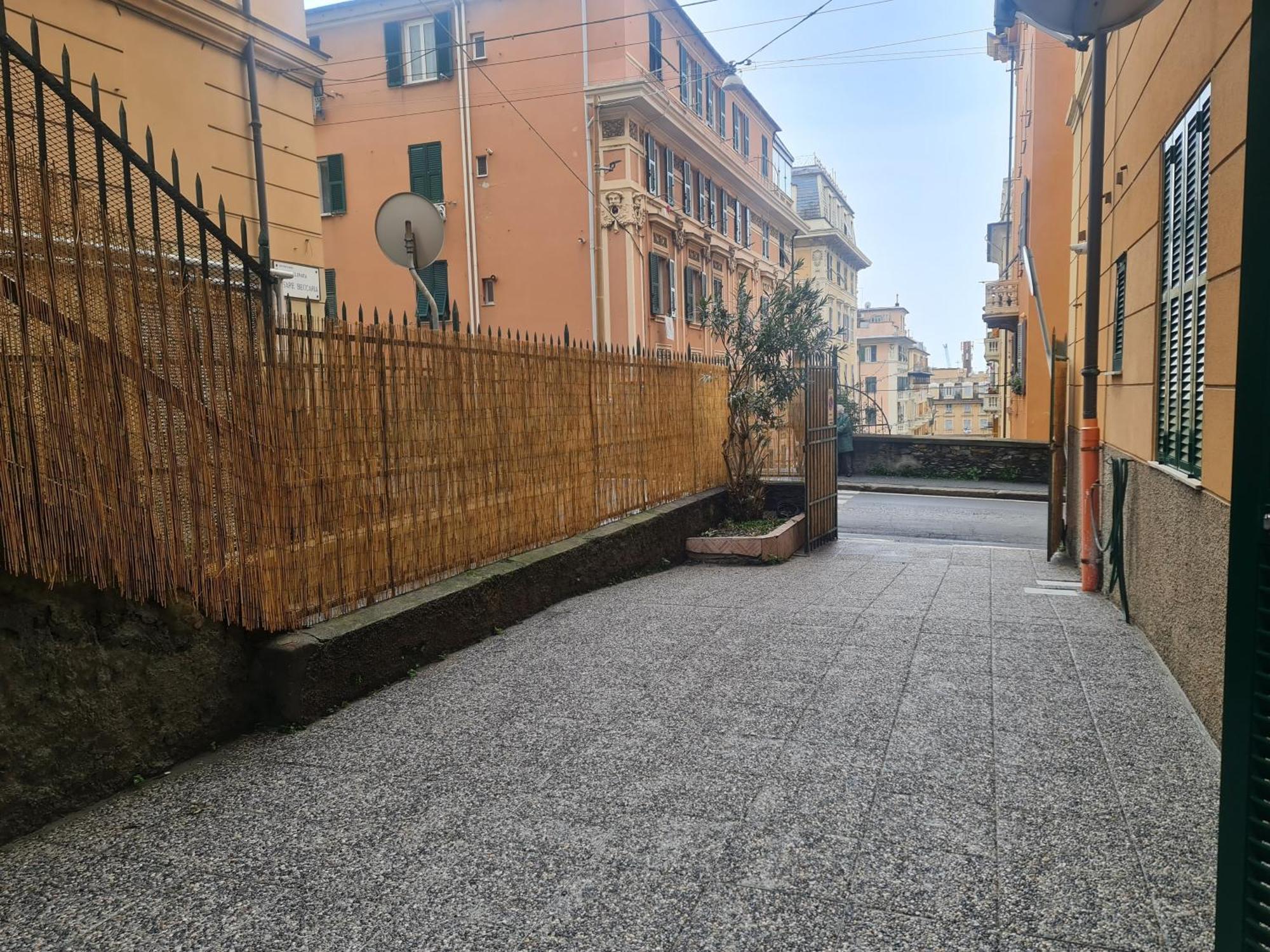 Ampio Appartamento Con 2 Posti Auto E Cortile เจนัว ภายนอก รูปภาพ
